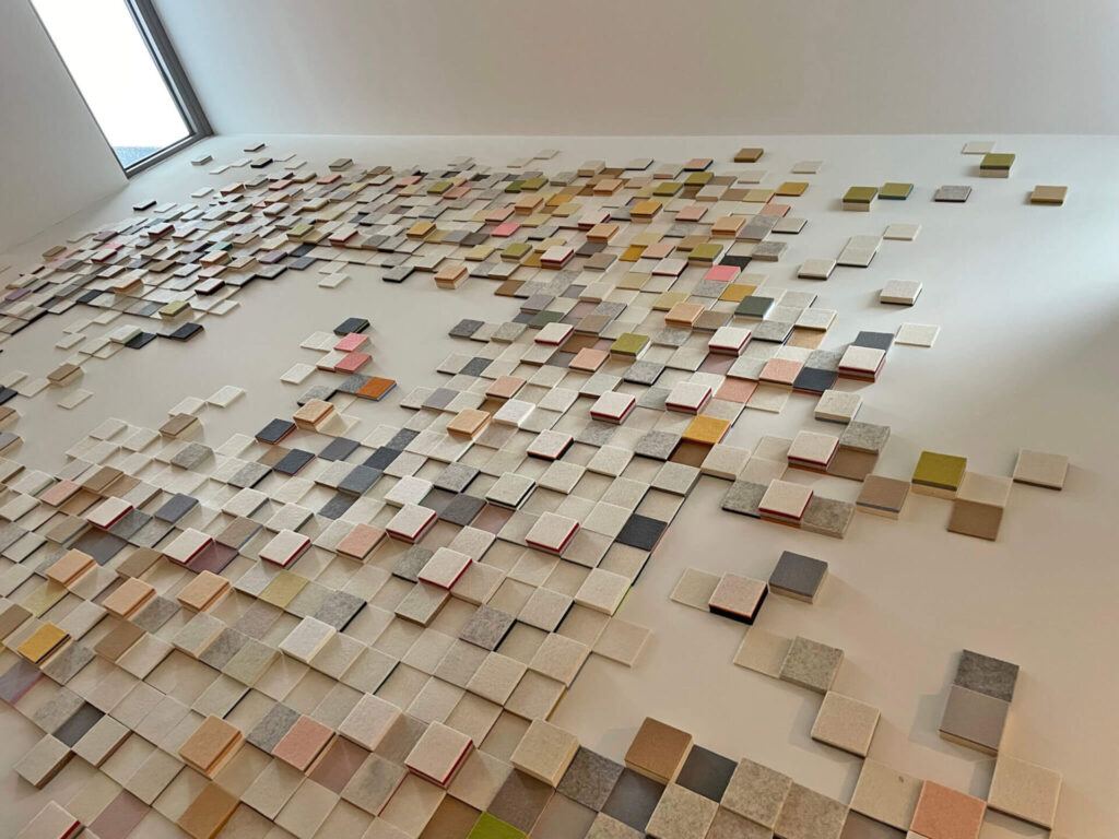 Een kunstwerk gemaakt uit kleine vierkante pixel panelen. Hoe uniek is dat? Anne van den Heuvel maakt haar designs op maat in uw interieur.